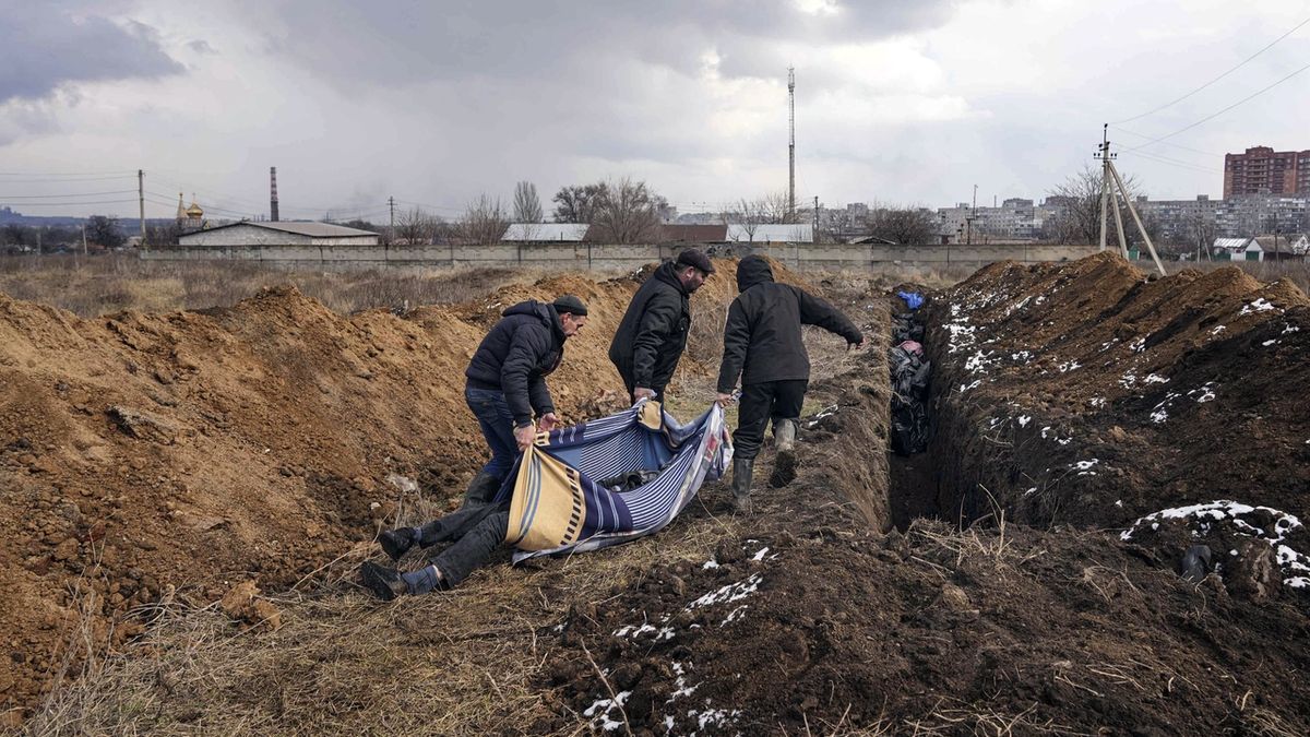 Hřbitovy jsou pod ruskou palbou. Mrtví končí v masových hrobech